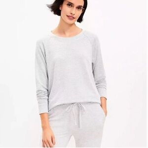 Lou & Grey Signaturesoft Sweatshirt in Heather Gray. Size Medium. EUC
